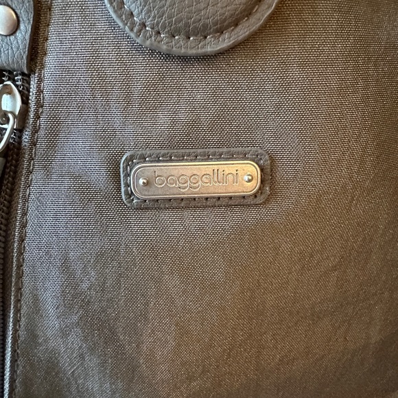 Baggallini Metro Backpack With RFID Phone Wristlet - Picture 5 of 9